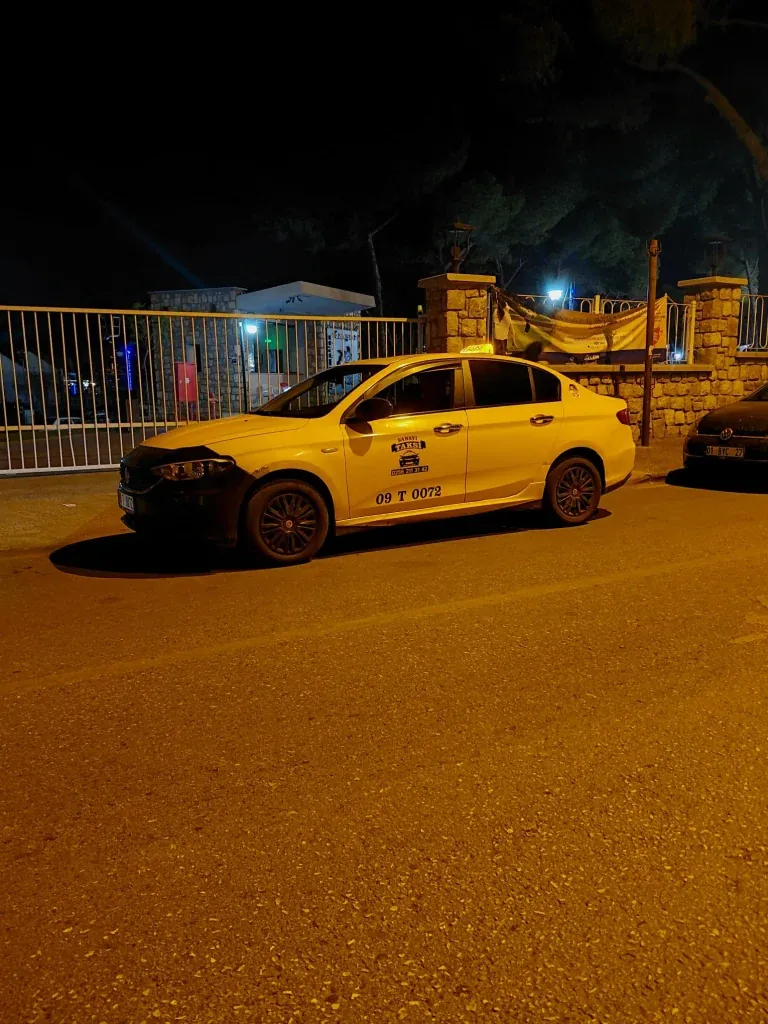 Aydın Taksi 724 aracı, gece görünümü